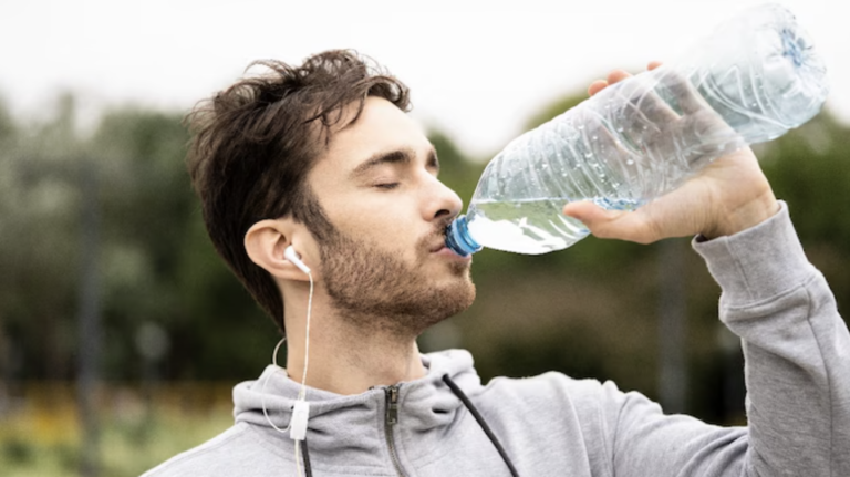 बाटलीबंद पाणी किती दिवस सुरक्षित असतं? एक्सपायरी डेटनंतर पिणं योग्य की नाही जाणून घ्या